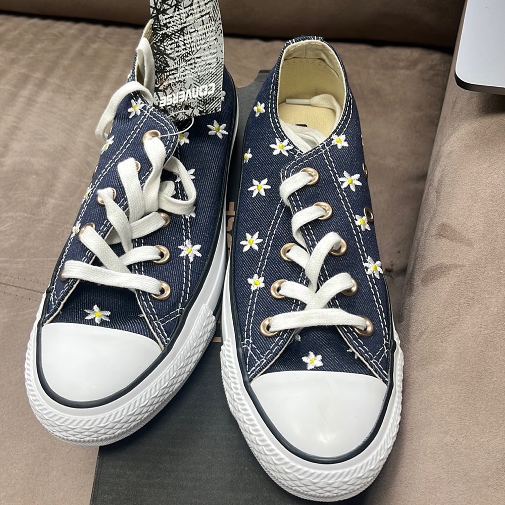 Converse daisy jean low tops